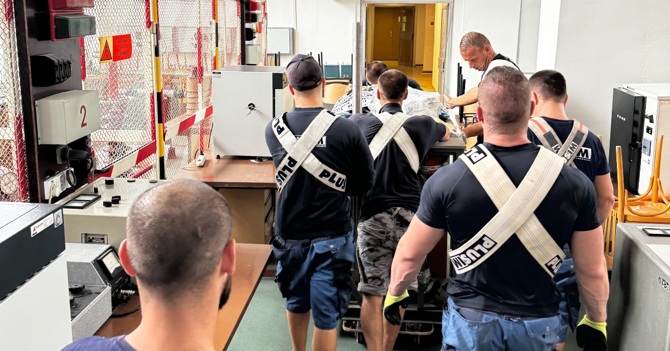 Tím pracovníkov PLUSIM pri sťahovaní ťažkého zariadenia v technickej budove s označením Slovenská technická univerzita v Bratislave.